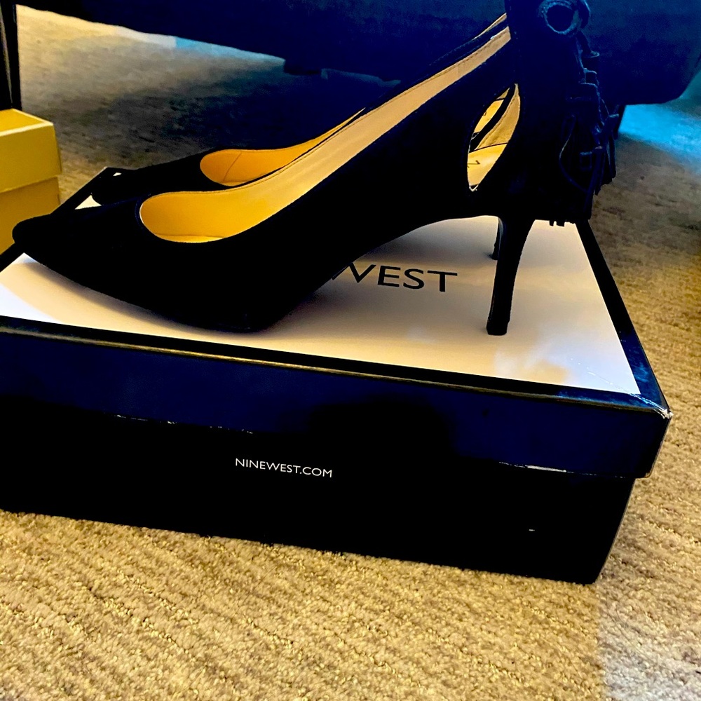 Gorgeous black pump!
